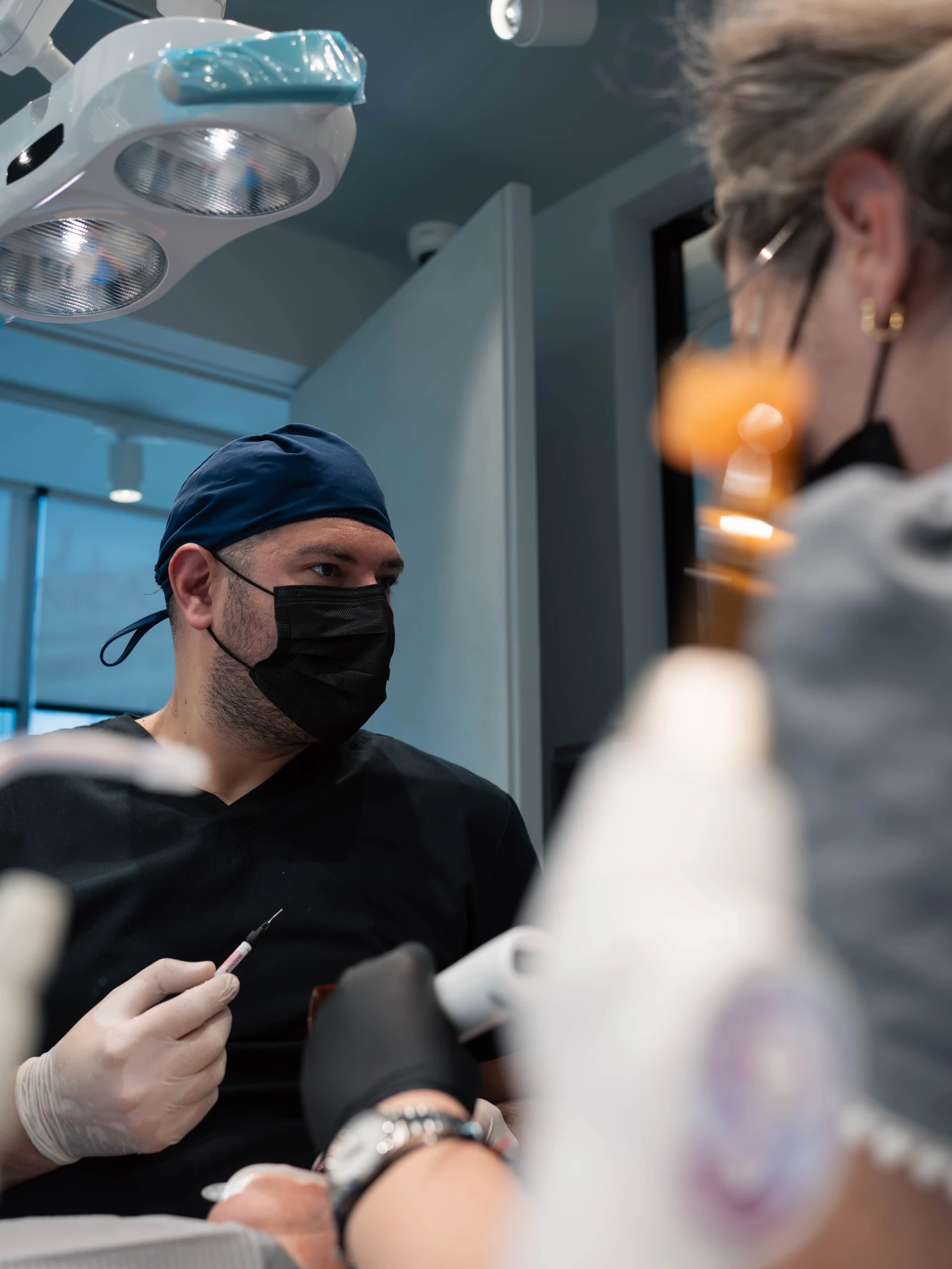 Medicul și colega sa în cabinetul stomatologic AVI